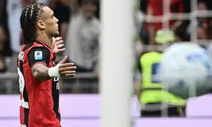 Gelandang asal Belgia milik Milan, Diego Moreira (nomor punggung 22), merayakan gol ketiga timnya dalam pertandingan Serie A Italia antara AC Milan dan Lecce di Stadion San Siro, Milan, Senin (21-9-2026) dini hari WIB. (Isabella BONOTTO/AFP)