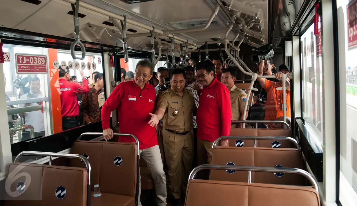 Walikota Tangerang Arief Rachadiono Wismansyah bersama Plt Gubernur DKI Jakarta Djarot Saiful Hidayat saat meninjau ujicoba Koridor 13 Transjakarta di Jakarta, Senin (15/5). (Liputan6.com/Gempur M. Surya)