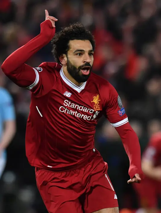Selebrasi pemain Liverpool, Mohamed Salah setelah mencetak gol ke gawang Manchester City pada leg pertama perempat final Liga Champions di Anfield, Liverpool, Inggris, Rabu (4/4). Liverpool menang tiga gol tanpa balas. (Anthony Devlin/AFP)