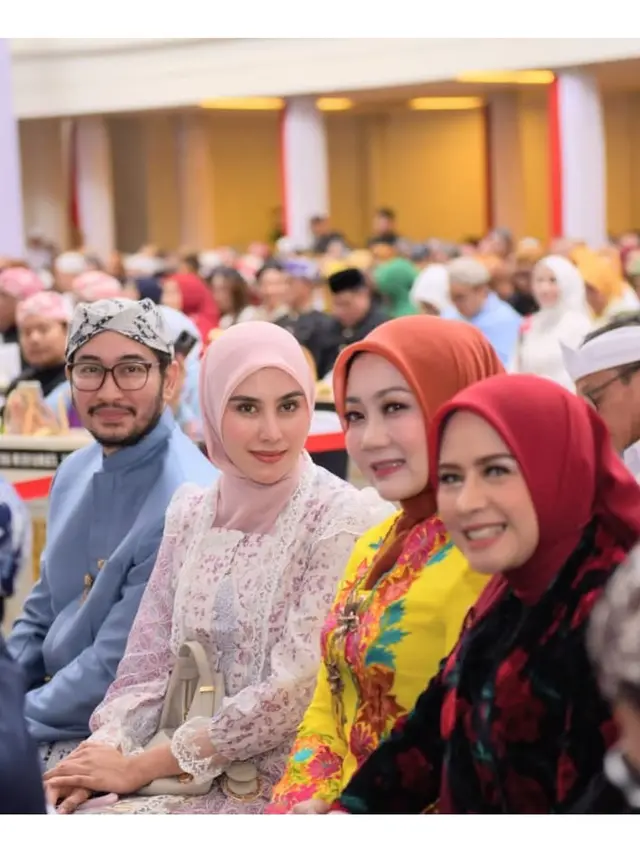 6 Potret Syahnaz Sadiqah Pakai Kebaya Brokat Renda di Hari Jadi ke-80 Jawa Barat