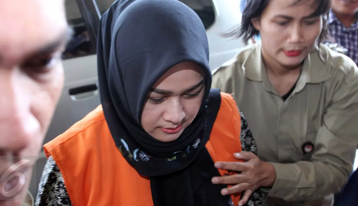 Istri dari Gubernur Sumatera Utara (Sumut) Evy Susanti saat tiba di Gedung Komisi Pemberantasan Korupsi (KPK), Jakarta, Rabu (5/8/2105). Evy menjalani pemeriksaan perdana sebagai saksi dalam kasus suap hakim PTUN Medan. (Liputan6.com/Helmi Afandi)