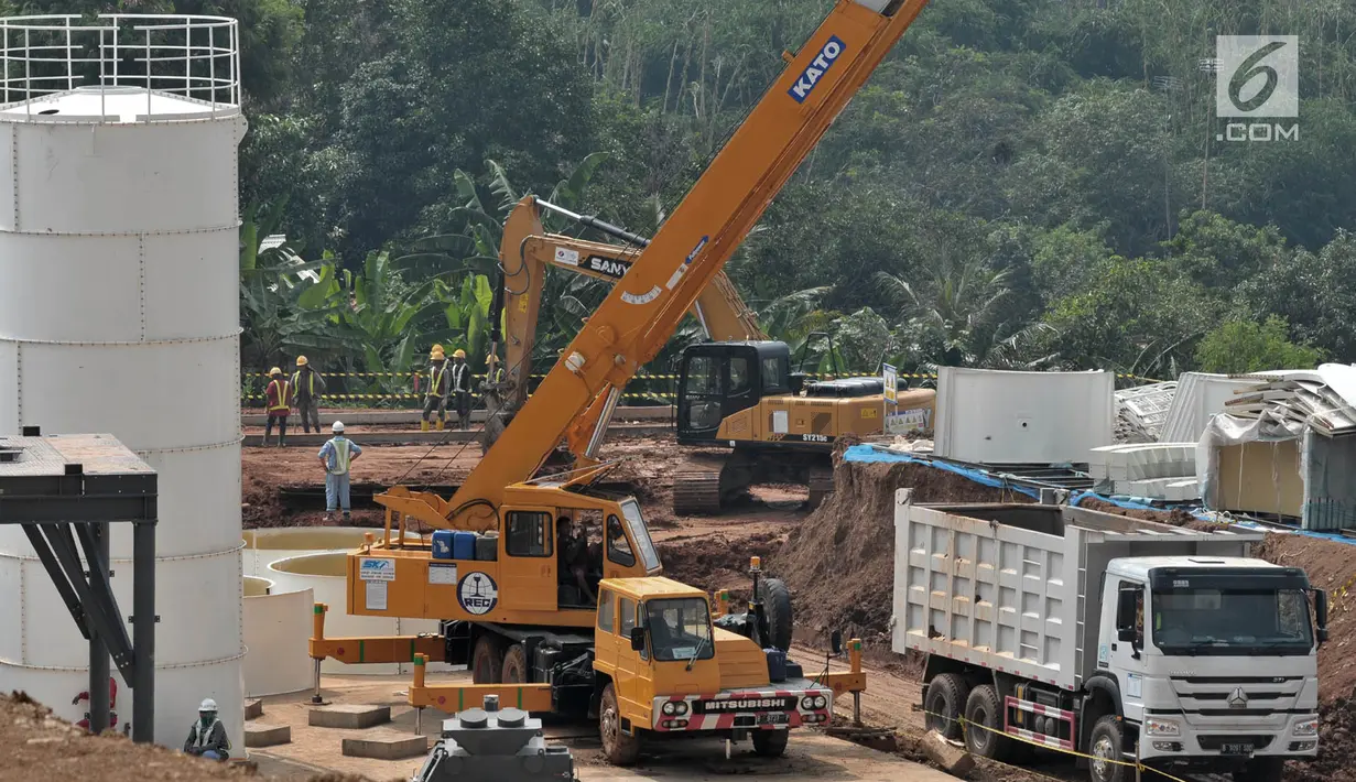 Aktivitas pekerja saat menyelesaikan pembangunan proyek kereta cepat Jakarta-Bandung di Desa Bunder, Jatiluhur, Purwakarta, Jawa Barat, Sabtu (30/3).  Proyek kereta cepat Jakarta-Bandung ditargetkan rampung pada 2021. (merdeka.com/Iqbal Nugroho)