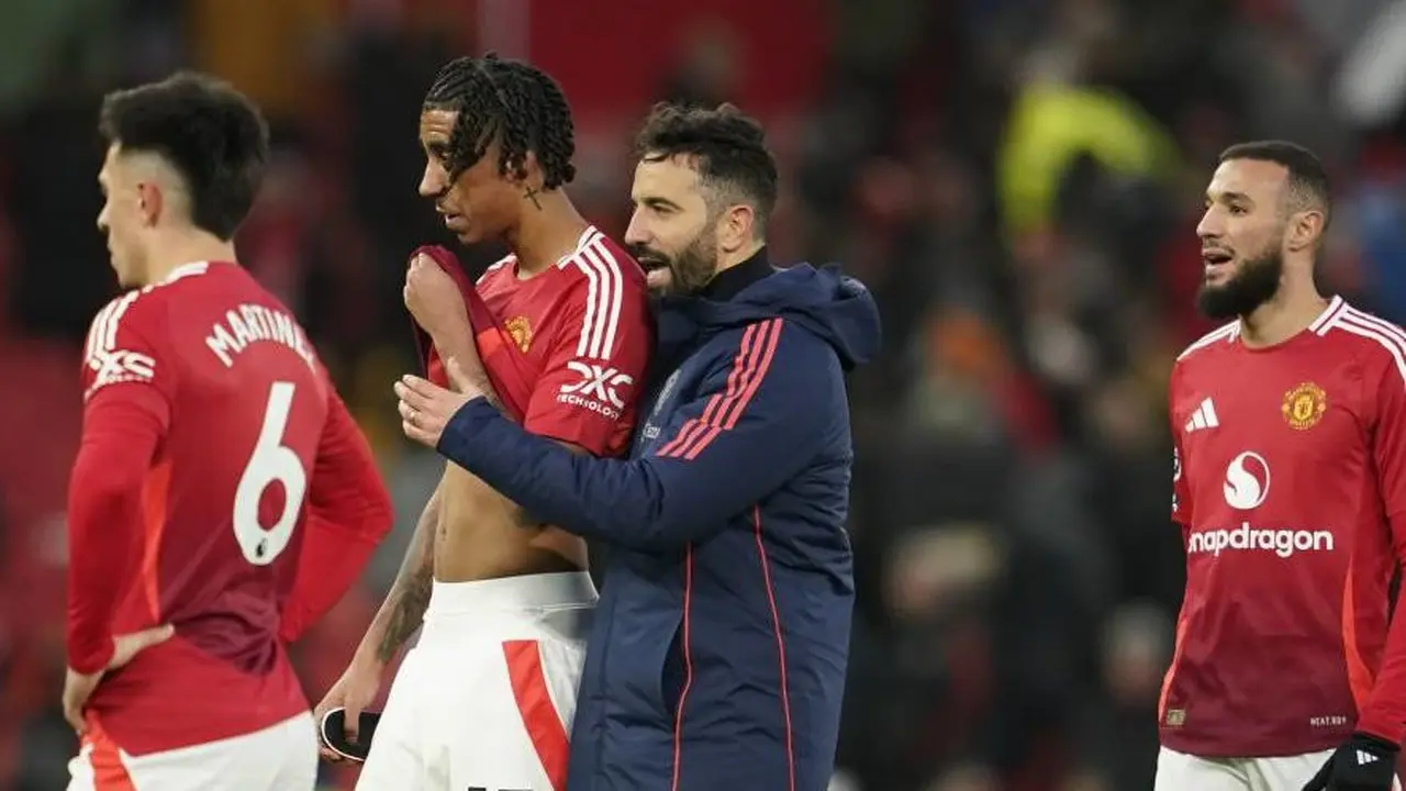 Pelatih Manchester United Ruben Amorim menghibur Leny Yoro setelah pertandingan Premier League melawan Bournemouth, Minggu (22/12/2024). (c) AP Photo/Dave Thompson