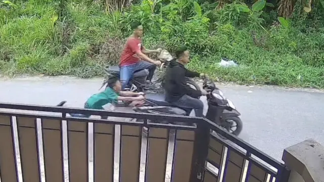 Tangkapan layar rekaman kamera pengawas (CCTV) bocah 10 tahun jadi korban begal di Kecamatan Tanjung Senang, Bandar Lampung. Foto : (Istimewa).