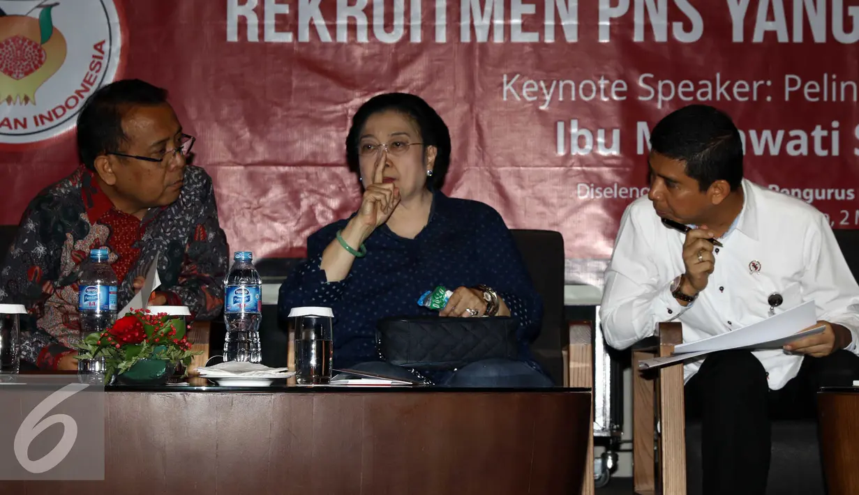 Pelindung IBI, Megawati Soekarnoputri berbicara dalam forum diskusi bersama Ikatan Bidan Indonesia, Jakarta (2/5). Megawati mengatakan Pemerintah harus memprioritaskan anggaran untuk pengangkatan para Bidan PTT jadi PNS. (Liputan6.com/Helmi Afandi)