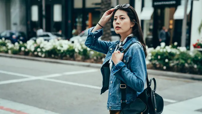 perempuan dan jalan kaki senyuman