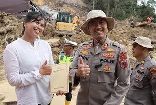 Brigadir Mei bantu ibu dan dua balita korban longsor. (Liputan6.com/Reza Efendi)
