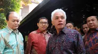 Ketua Umum DPP PAN, Hatta Rajasa (kedua dari kanan), bersama beberapa perwakilan delegasi Koalisi Merah Putih bersiap memberikan keterangan pers di Puri Cikeas, Bogor, (2/9/2014). (Liputan6.com/Helmi Fithriansyah)