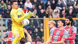 Kiper Cremonese, Emil Audero, melakukan penyelamatan dari ancaman AC Milan dalam laga giornata 27 Serie A Liga Italia 2025/2026, Minggu (1/3/2026) malam WIB. (Piero CRUCIATTI / AFP)