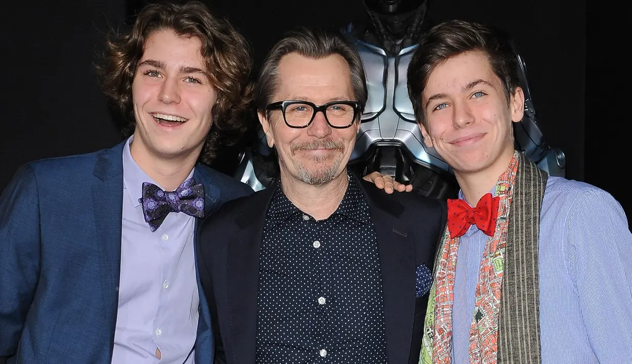 Menanggapi hal itu, anak Gary, Gulliver Flynn Oldman membuat surat terbuka dan membela sang ayah dari tuduhan yang dibuat ibunya. (Promiflash)