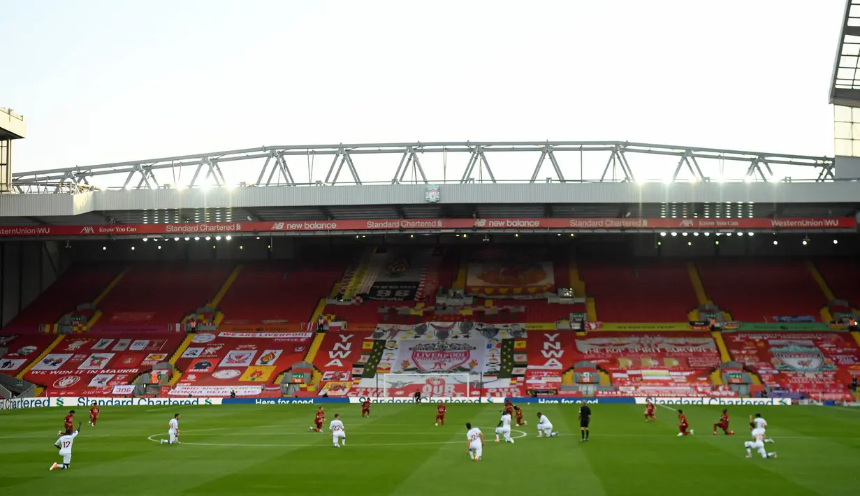 Para pemain Liverpool dan Crystal Palace berlutut sebelum pertandingan lanjutan Liga Inggris di di Stadion Anfield di Liverpool, Inggris (24/6/2020). Liverpool menang telak 4-0 atas Crystal Palace. (Shaun Botterill / Pool via AP)