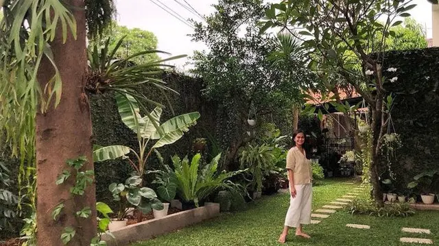 Potret Penampakan Rumah Ersa Mayori, Asri Banyak Tanaman. (Sumber: Instagram/ersamayori)