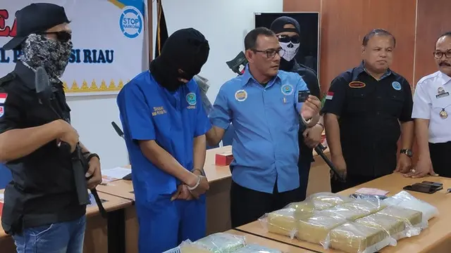 Kepala BNN Riau memperlihatkan ATM berisi uang ratusan juta rupiah dari kurir sabu bermobil mewah.