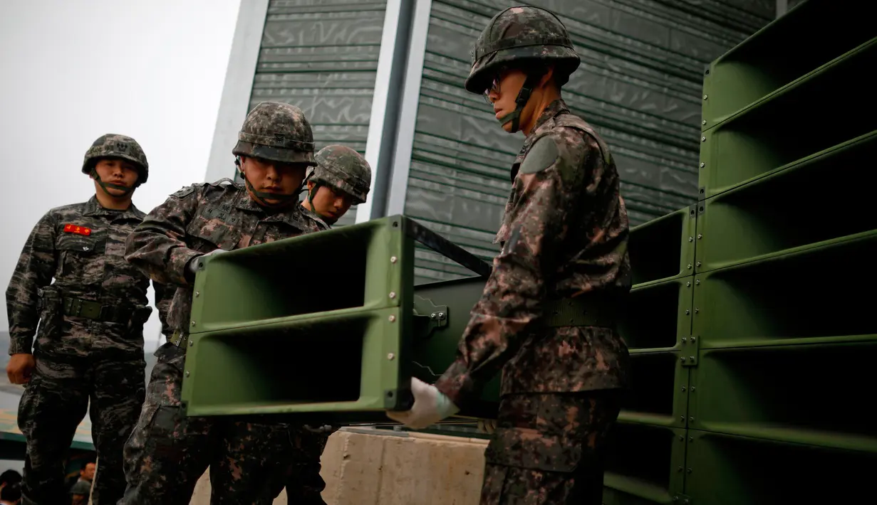 Tentara Korea Selatan membongkar pengeras suara yang sebelumnya digunakan untuk mengobarkan propaganda di perbatasan kedua Korea di Paju, Selasa (1/5). Di sepanjang perbatasan, Korea Selatan mulai menurunkan pengeras suara. (Kim Hong-Ji/Pool via AP)