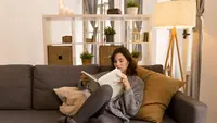 illustrasi wanita membaca buku copyright/freepik