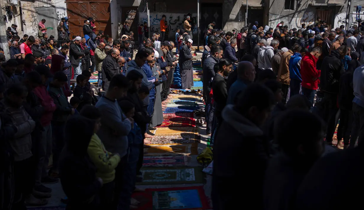 Untuk diketahui, umat Islam di Gaza telah menjalani ibadah Ramadan sejak Minggu (10/3/2024) waktu setempat. (AP Photo/Fatima Shbair)