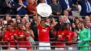 Penyerang MU, Zlatan Ibrahimovic mengangkat trofi bersama rekan-rekannya usai menjuarai Piala Community Shield di stadion Wembley, London, Inggris, (1/8). MU juara usai mengalahkan Leicester City dengan skor akhir 2-1. (Reuters/Eddie Keogh)