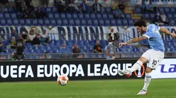Lazio mengambil inisiatif serangan begitu pertandingan dimulai. Peluang pertama datang dari Luis Alberto di menit ke-9. (AFP/Andreas Solaro)