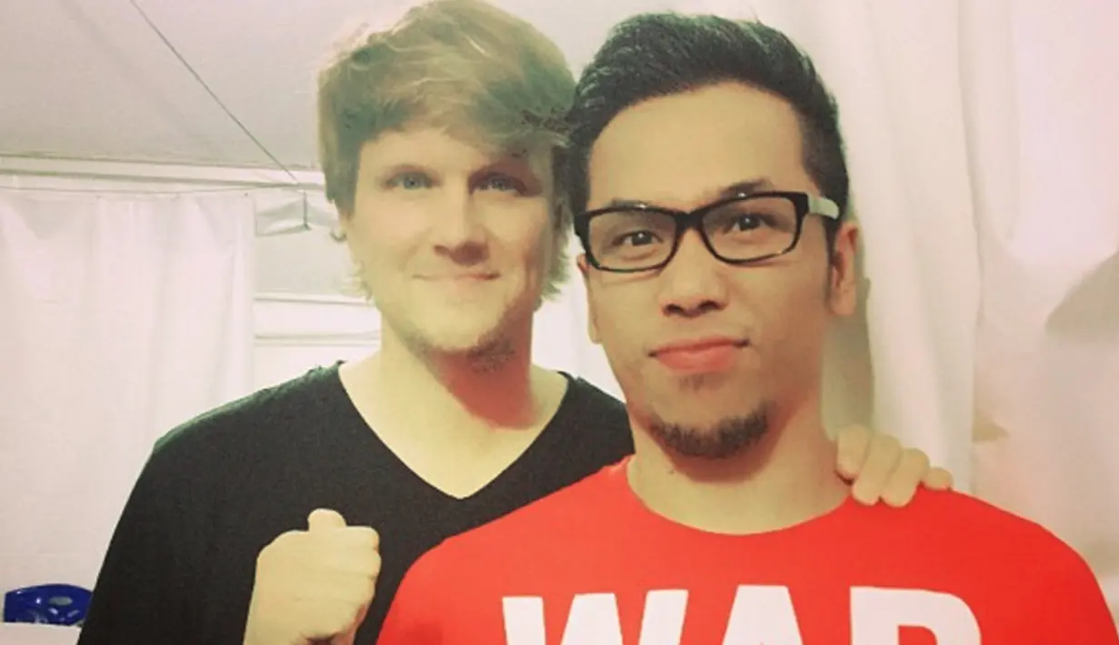 Sammy berpose dengan teman bulenya, kerenkan? (Instagram/Sammy Simorangkir)