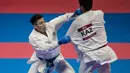 Karateka Vietnam, Nguyen Minh Phung, menarik baju dari karateka Kazaztan, Yuldashev Daniyar, pada babak semifinal kelas 84 kg cabang karate Asian Games di JCC Senayan, Jakarta, Sabtu (25/8/2018). (Bola.com/Vitalis Yogi Trisna)