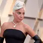 Penyanyi dan aktris Lady Gaga menghadiri perhelatan Academy Awards atau Oscar 2019 di Dolby Theatre, Los Angeles, Minggu (24/2). Saat melewati red carpet Oscar 2019, Lady Gaga menawan dengan busananya. (Richard Shotwell/Invision/AP)