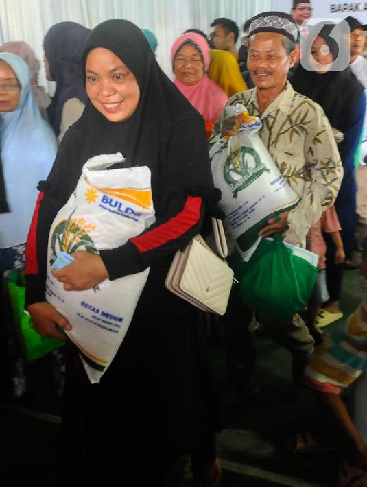 <p>"Hari ini lanjutan bantuan daam bentuk beras karena El nino dua bulan musim tanam mundur. Biasanya Desember dan April sudah panen, tapi tanamnya mundur ke Januari sehingga nanti akan ada panen Mei atau Juni," ujarnya. (merdeka.com/Arie Basuki)</p>