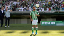 Gelandang asal Prancis, Nabil Fekir menjugling bola selama presentasi resmi dirinya sebagai pemain baru Real Betis di stadion Benito Villamarin di Seville (6/8/2019). Fekir direkrut Betis dari Lyon dengan harga 20 juta euro atau sekitar 312 miliar rupiah. (AFP Photo/Cristina Quicler)