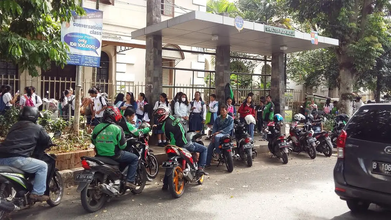 Penumpang telantar akibat demo sopir angkot