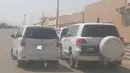 Avanza di Arab Saudi terlihat kecil di sebelah Toyota Land Cruiser. (Source: Instagram/@toyotaavanzaintheworld)