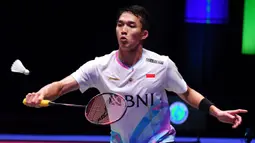 Jonatan Christie memastikan diri lolos ke partai puncak usai mengalahkan Lakshya Sen dalam pertandingan yang berlangsung tiga set pada Sabtu (16/3/2024) malam WIB dengan skor 21-12, 10-21, dan 21-15. (AP Photo/Rui Vieira)