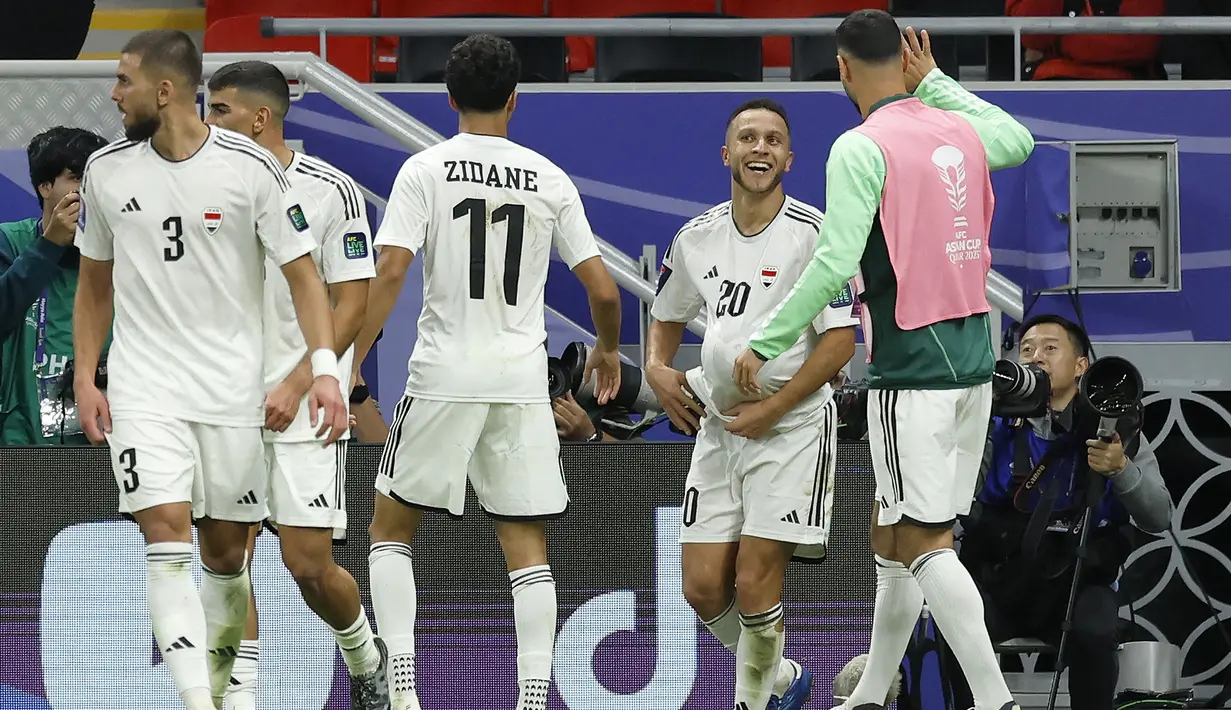 Para pemain Timnas Irak merayakan gol kedua ke gawang Timnas Indonesia yang dicetak gelandang Osama Rashid (kedua kanan) pada laga pertama Grup D Piala Asia 2023 Qatar di Ahmad bin Ali Stadium, Al-Rayyan, Doha, Senin (15/1/2024). (AFP/Karim Jaafar)
