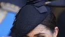 Ekspresi Meghan Markle usai mengikuti prosesi persemayaman Ratu Elizabeth II di Westminster Hall di London (14/9/2022). Meghan Markle tampil mengenakan sepasang anting-anting berlian dan mutiara. (AFP/Pool/Danny Lawson)