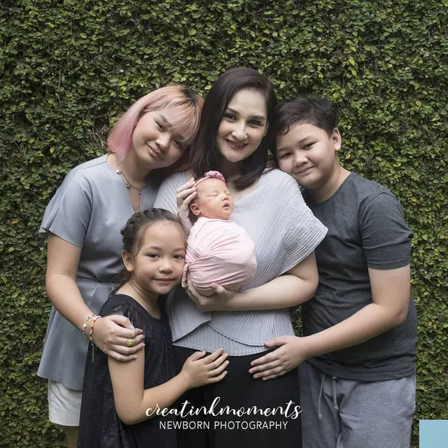 Potret Newborn Keluarga Mona Ratuliu, hangat dan sederhana