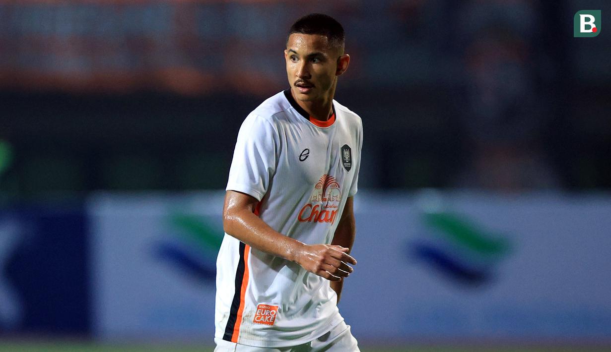 <p>Aksi pemain Ratchaburi FC, Faiq Jefri Bolkiah, dalam pertandingan uji coba melawan Persija Jakarta yang berlangsung di stadion Patriot Candrabhaga, Bekasi, Minggu (25/6/2023). (Bola.com/M Iqbal Ichsan)</p>
