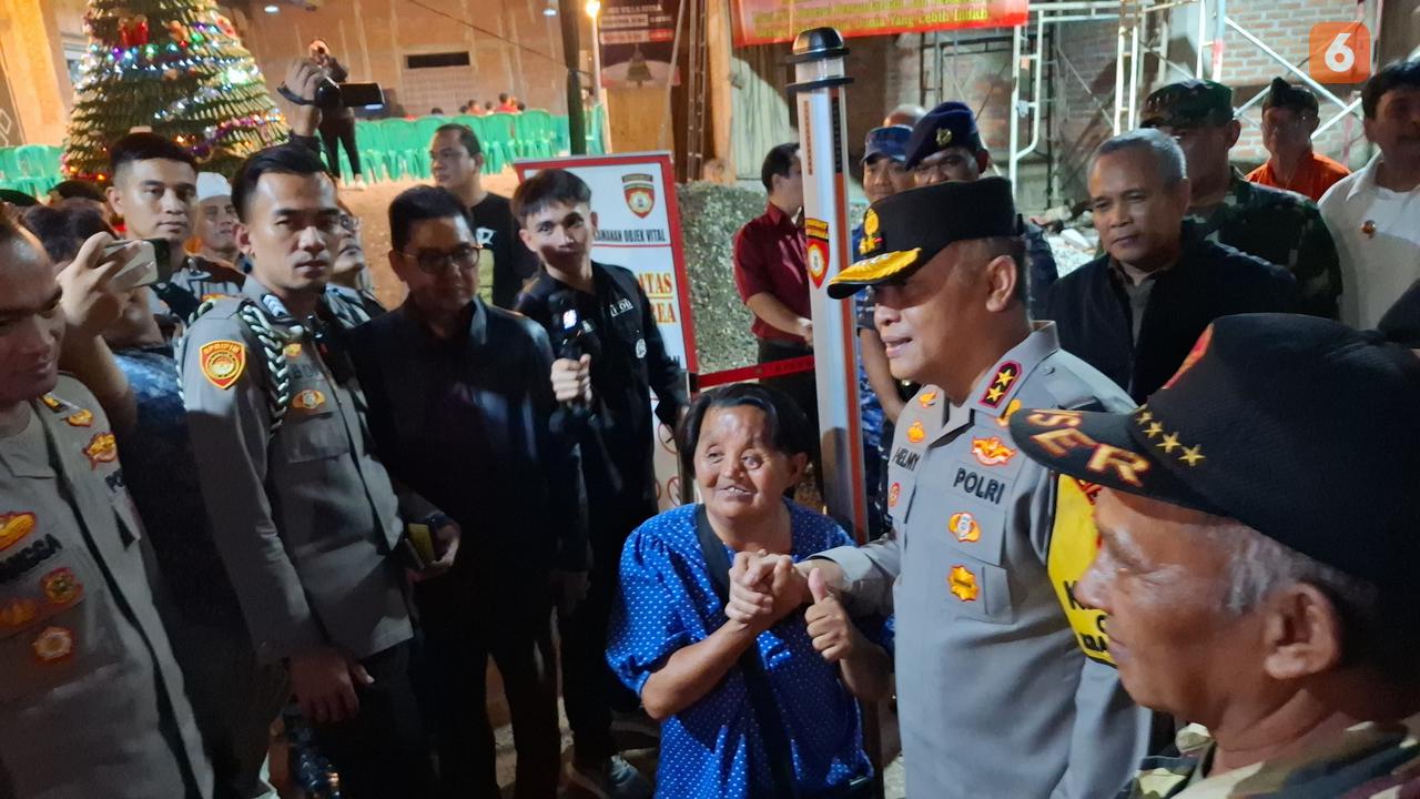 Kalolda Lampung, Irjen Pol. Helmy Santika saat menyapa jemaat Gereja Katedral Kristus Raja di Tanjung Karang, Bandar Lampung.  Foto : (Liputan6.com/Ardi).