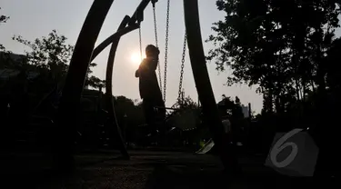 Sejumlah anak saat menikmati fasilitas bermain di Taman Menteng, Jakarta Pusat, Jumat(22/5/2015). Pemerintah Provinsi DKI Jakarta secara bertahap akan meresmikan empat Taman Terpadu Ramah Anak (TTRA). (Liputan6.com/Johan Tallo)