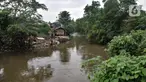 Aktivitas warga di bantaran Kali Ciliwung, Jakarta, Selasa (31/1/2023). Penjabat (Pj) Gubernur DKI Jakarta Heru Budi Hartono menargetkan normalisasi Ciliwung dapat terealisasi sepanjang 4,8 kilometer pada tahun 2023 sebagai upaya pengendalian banjir. Target itu hendak ia capai selama memimpin Kota Jakarta, merampungkan normalisasi di kawasan Jakarta Timur dan Jakarta Selatan. (merdeka.com/Iqbal S Nugroho)