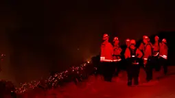 Petugas pemadam kebakaran berusaha untuk memadamkan pada kebakaran hutan yang terjadi di Calabasas , California , AS , 4 Juni 2016. Kebakaran hutan sebelumnya telah terjadi pada 2003 dan menjadi salah kebakaran hutan terparah. ( REUTERS / Gene Blevins)