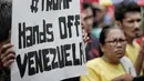 Gerakan Buruh untuk Rakyat (Gebrak) berunjuk rasa di depan Kedubes Amerika Serikat, Jakarta, Selasa (12/2). Massa mengecam tindakan AS yang diduga mengintervensi pemerintahan Venezuela di bawah kepemimpinan Nicolas Maduro. (Liputan6.com/Faizal Fanani)