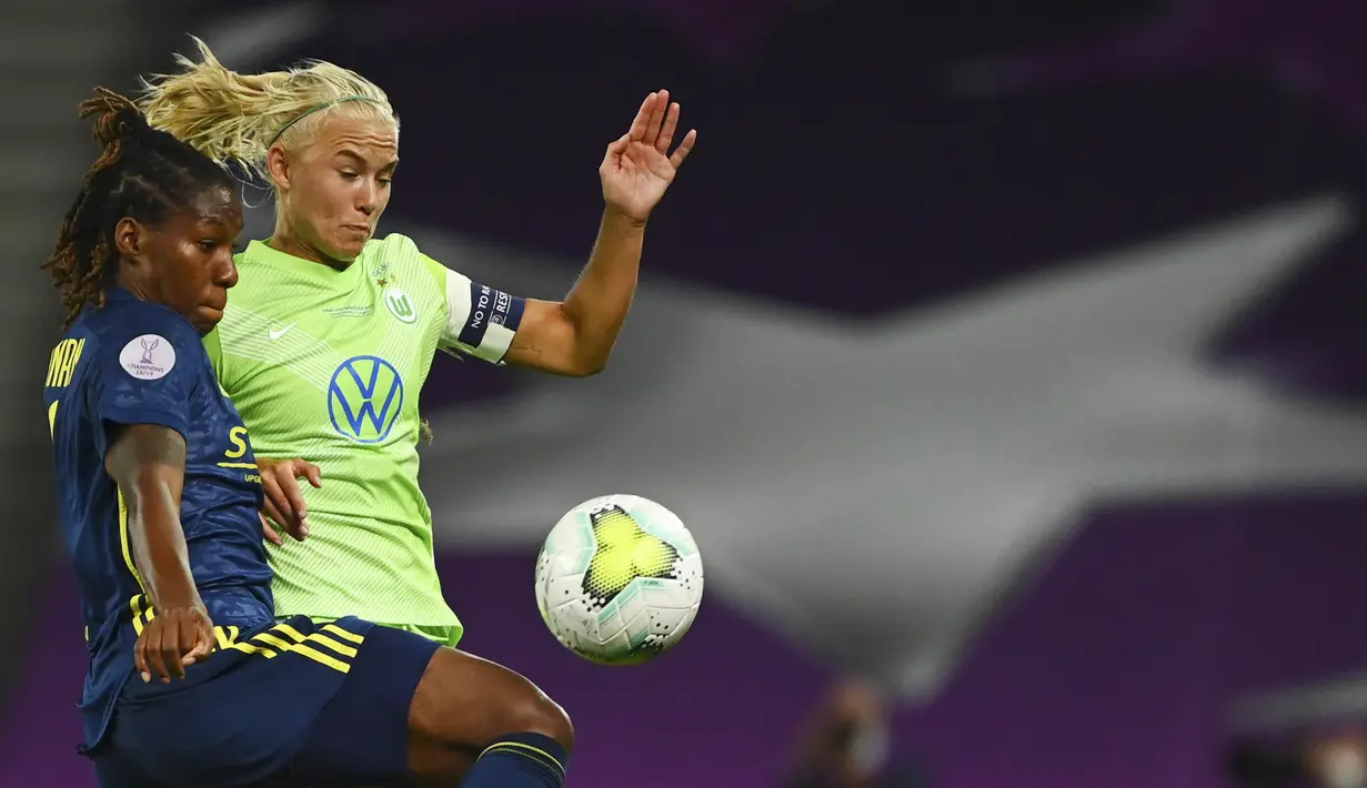 Pemain Lyon, Kadeisha Buchanan, berebut bola dengan pemain Wolfsburg, Pernille Harder, pada laga Liga Champions Wanita di Stadion Anoeta, Spanyol, Senin (31/8/2020). Lyon menang 3-1 atas Wolfsburg. (Gabriel Buoys/Pool via AP)