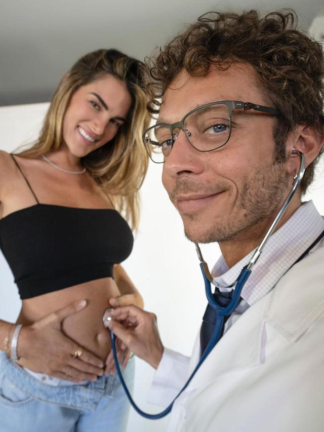 7 Potret Mesra Valentino Rossi dengan Francesca Sofia, Umumkan Kehamilan
