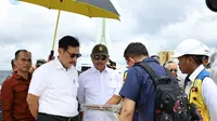 Luhut Binsar Pandjaitan melakukan pemantauan langsung terhadap pengerjaan proyek IKN di Kabupaten Penajam Paser Utara, Kalimantan Timur (dok: Humas)