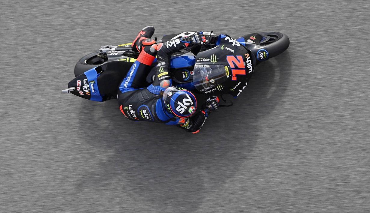 Murid Valentino Rossi dari Akademi VR46 ini sukses naik kelas ke MotoGP pada tahun 2022. Marco Bezzecchi berhasil masuk tiga besar klasemen akhir dengan torehan 7 podium dengan 1 kemenangan utama. (AFP Via Getty Image/Mirco Lazzari )