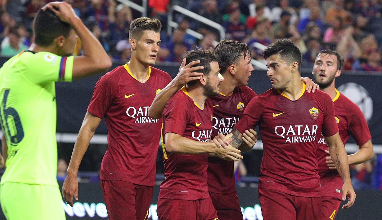 Para pemain AS Roma merayakan gol yang dicetak Alessandro Florenzi ke gawang Barcelona pada laga International Championship Cup di Stadion AT&T, Texas, Selasa (31/7/2018). AS Roma menang 4-2 atas Barcelona. (AFP/Richard Rodriguez)
