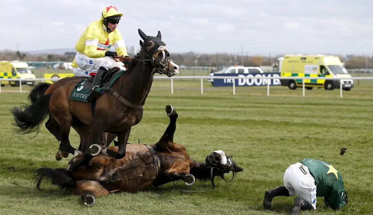 Kuda Curious Carlos yang dikendalikan Sean Bowen terjatuh dalam final 1.40 The Alder Hey Children's Charity Handicap Hurdle Race di Aintree Racecourse, Inggris, (8/4/20)16  (Action Images via Reuters/Andrew Boyers)