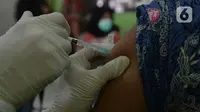 Seorang siswa menjalani vaksin COVID-19 di SMUN 20 Jakarta, Kamis (1/7/2021). Per tanggal 1 Juli 2021, anak-anak usia 12-17 tahun di DKI Jakarta sudah mulai mendapatkan vaksinasi. Agar anak-anak kita terlindungi dari wabah Covid-19 dengan varian baru. (merdeka.com/Imam Buhori)