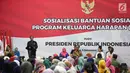 Presiden Joko Widodo memberi sambutan saat menghadiri sosialisasi Bansos Program Keluarga Harapan (PKH) Tahun 2019 di Gelanggang Remaja, Jakarta, Senin (3/12). Jokowi berjanji pencairan PKH akan dipercepat. (Liputan6 com/Angga Yuniar)