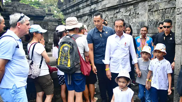 Presiden Joko Widodo atau Jokowi bersama keluarga menghabiskan libur akhir pekan mereka dengan mengunjungi Candi Borobudur, Kabupaten Magelang, Jawa Tengah, Sabtu (25/5/2024). (Dok. Setpres)