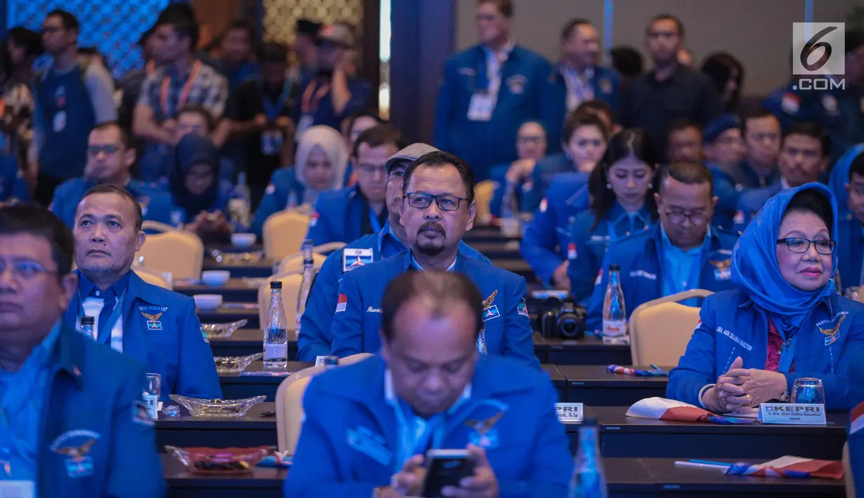 Peserta mendengarkan kata sambutan Ketua Umum Partai Demokrat Susilo Bambang Yudhoyono (SBY) saat membuka Pembekalan Caleg Partai Demokrat di Jakarta, Sabtu (10/11). SBY mengajak untuk mencegah paham ideologi ekstrem. (Liputan6.com/Faizal Fanani)