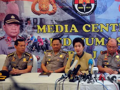 Menteri Kesehatan RI, Nila F Moeloek (kedua dari kanan) memberikan keterangan pers di Posko Crisis Center Mapolda Jawa Timur, Surabaya, Sabtu (3/1). (Liputan6.com/Johan Tallo)